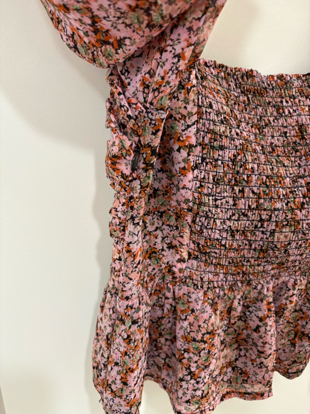 ASTR The Label Toni Keyhole Square Neck Smocked Floral Chiffon Blouse Size M - Picture 13 of 14